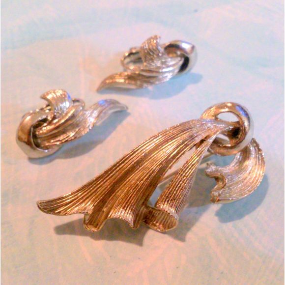 Vintage Silver Tone Brooch and Earring Demi Parure - Picture 2 of 4